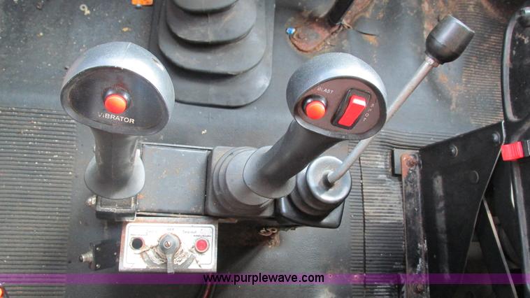 image for item J8513 2002 International 2554 dump truck