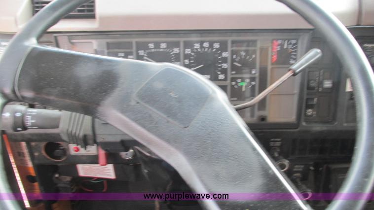 image for item J8513 2002 International 2554 dump truck