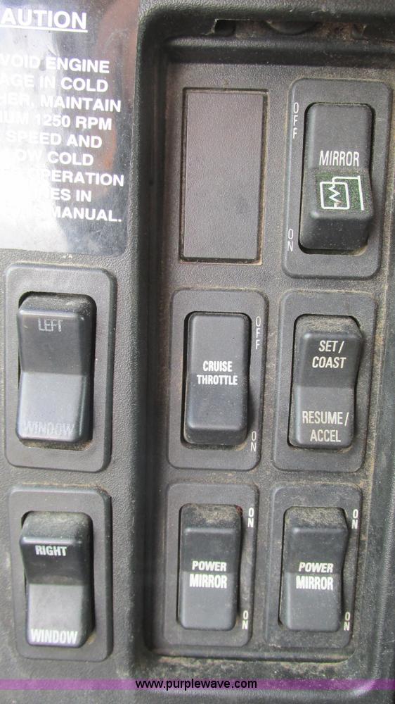 image for item J8513 2002 International 2554 dump truck