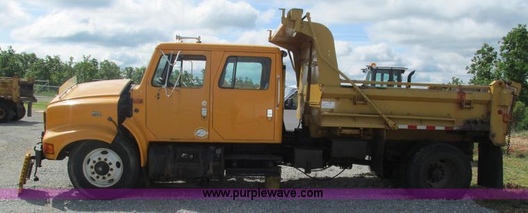 image for item J8516 2002 International 4900 Crew Cab dump truck