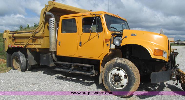 image for item J8516 2002 International 4900 Crew Cab dump truck