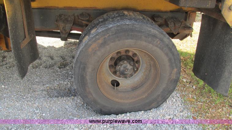 image for item J8516 2002 International 4900 Crew Cab dump truck