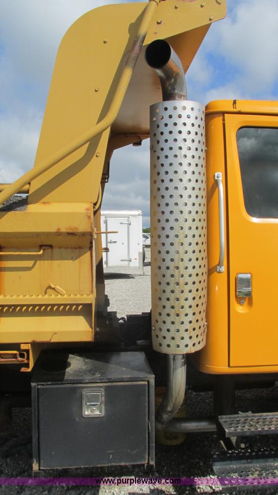 image for item J8516 2002 International 4900 Crew Cab dump truck