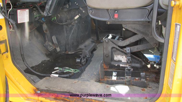 image for item J8516 2002 International 4900 Crew Cab dump truck