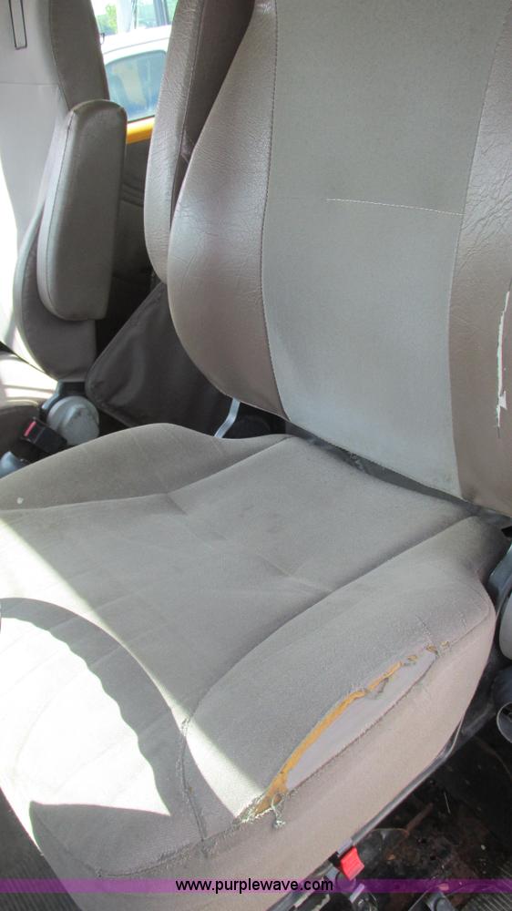 image for item J8516 2002 International 4900 Crew Cab dump truck