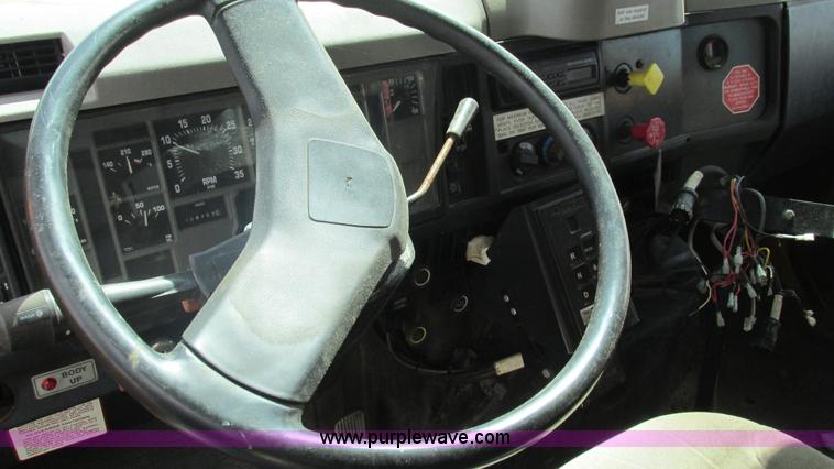 image for item J8516 2002 International 4900 Crew Cab dump truck