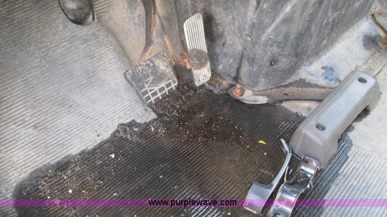 image for item J8516 2002 International 4900 Crew Cab dump truck