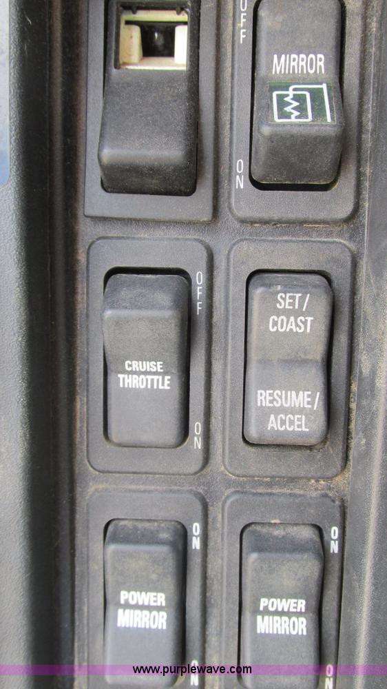 image for item J8516 2002 International 4900 Crew Cab dump truck