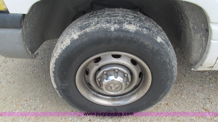 image for item J8517 2001 Dodge Ram 2500 pickup truck