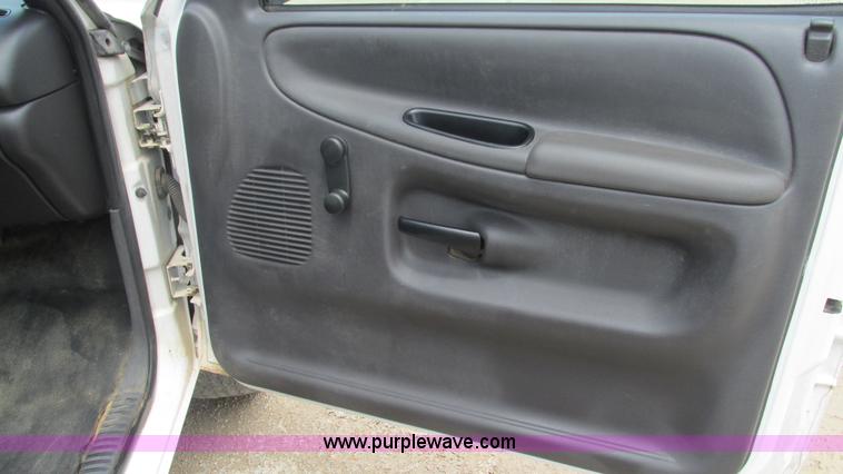 image for item J8517 2001 Dodge Ram 2500 pickup truck