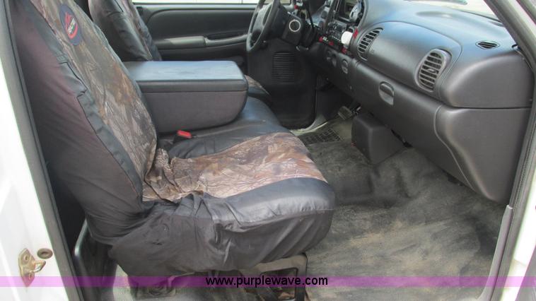 image for item J8517 2001 Dodge Ram 2500 pickup truck