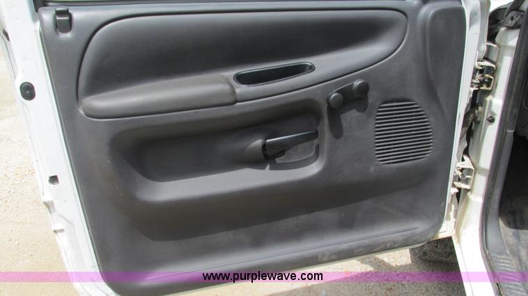 image for item J8517 2001 Dodge Ram 2500 pickup truck