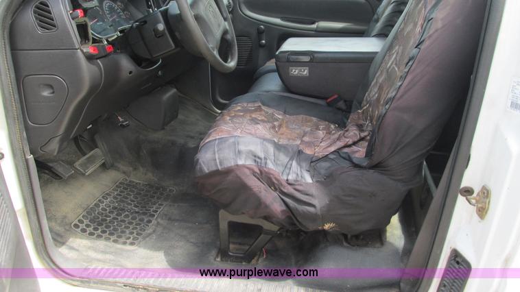 image for item J8517 2001 Dodge Ram 2500 pickup truck