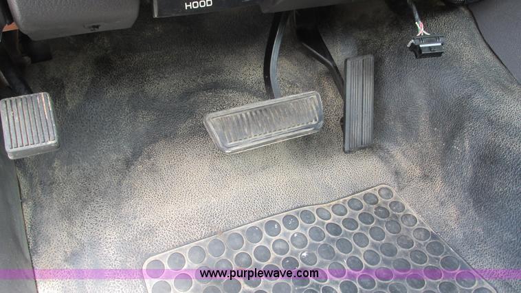 image for item J8517 2001 Dodge Ram 2500 pickup truck