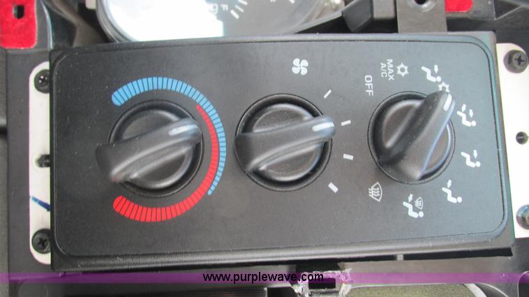 image for item J8517 2001 Dodge Ram 2500 pickup truck