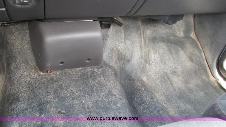 image for item J8517 2001 Dodge Ram 2500 pickup truck