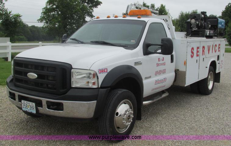 image for item J8529 2006 Ford F550 service truck with crane