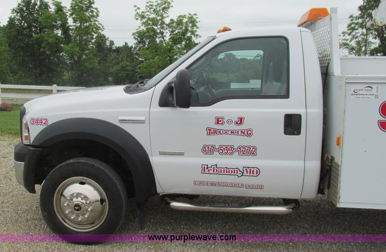 image for item J8529 2006 Ford F550 service truck with crane