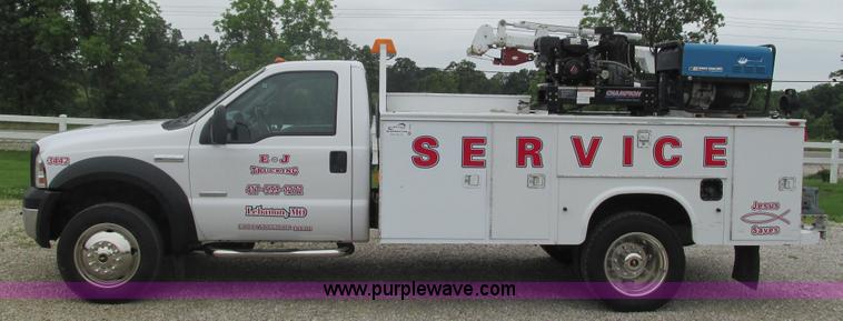 image for item J8529 2006 Ford F550 service truck with crane