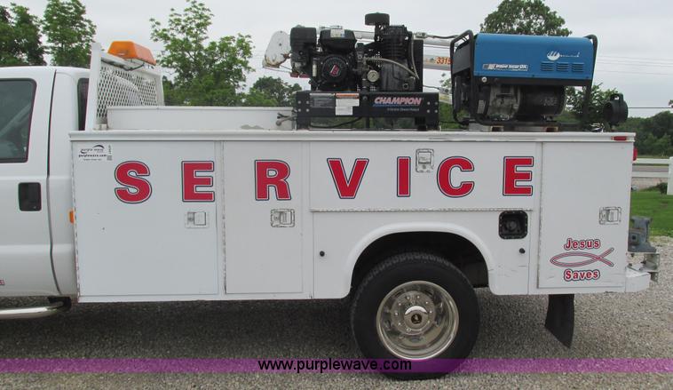 image for item J8529 2006 Ford F550 service truck with crane