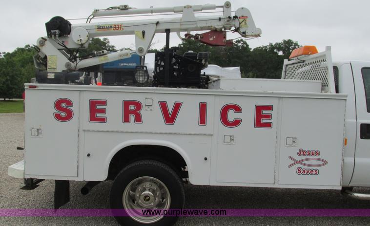 image for item J8529 2006 Ford F550 service truck with crane