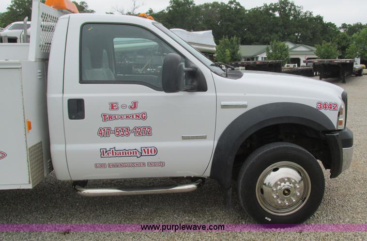 image for item J8529 2006 Ford F550 service truck with crane