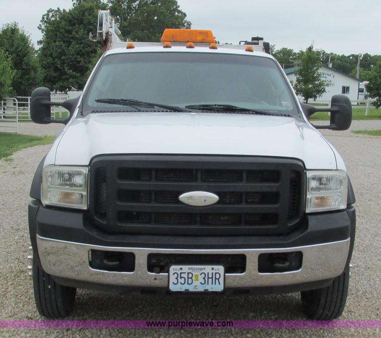 image for item J8529 2006 Ford F550 service truck with crane