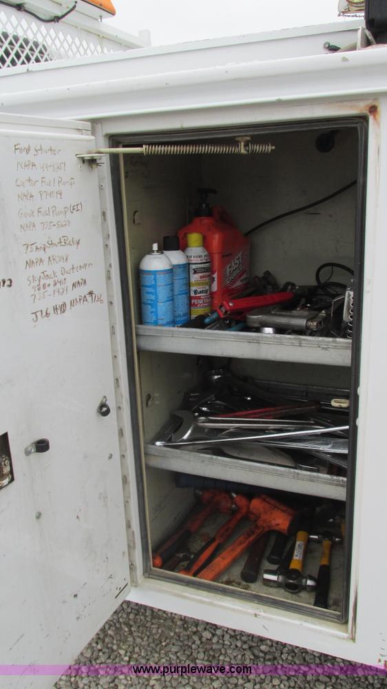 image for item J8529 2006 Ford F550 service truck with crane