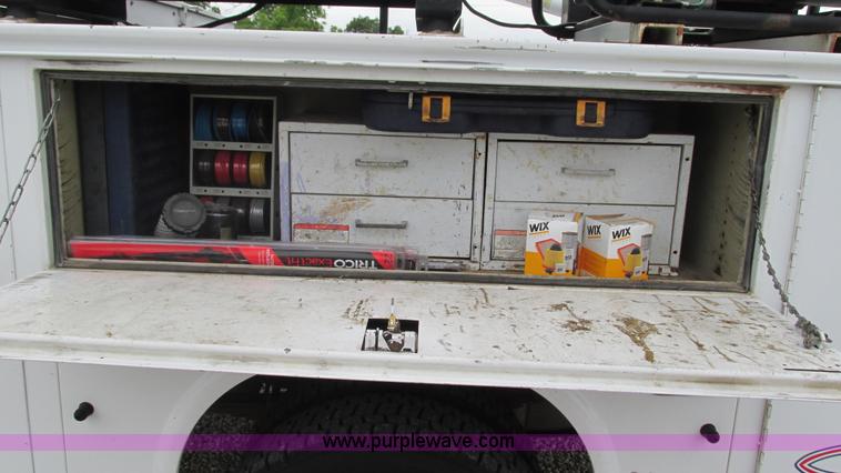 image for item J8529 2006 Ford F550 service truck with crane