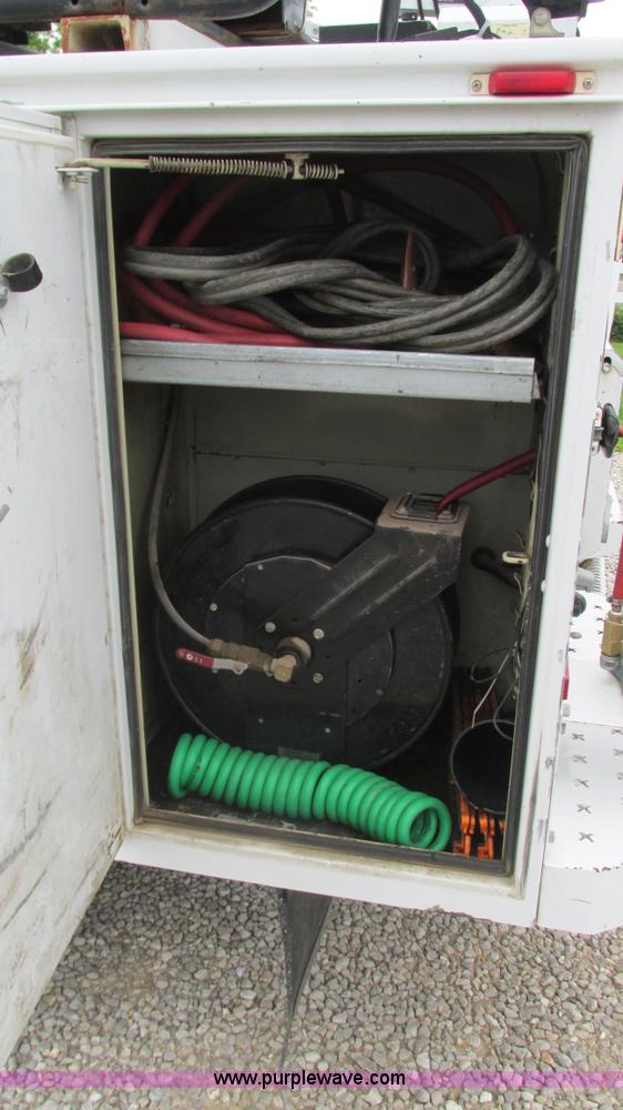 image for item J8529 2006 Ford F550 service truck with crane