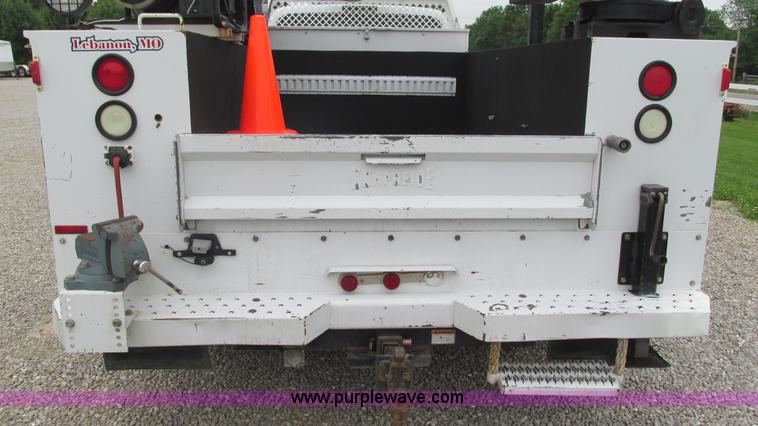 image for item J8529 2006 Ford F550 service truck with crane