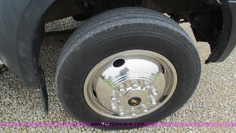 image for item J8529 2006 Ford F550 service truck with crane