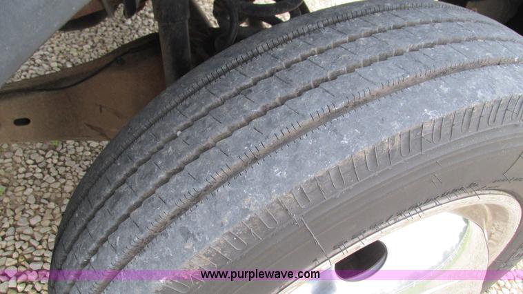 image for item J8529 2006 Ford F550 service truck with crane