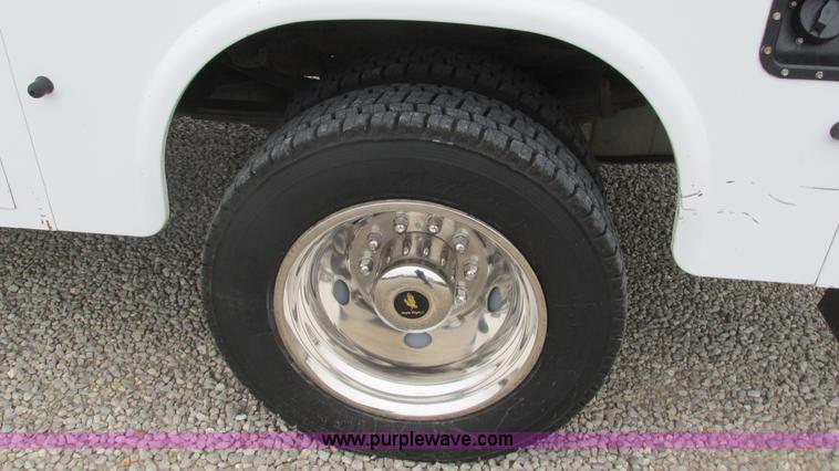 image for item J8529 2006 Ford F550 service truck with crane