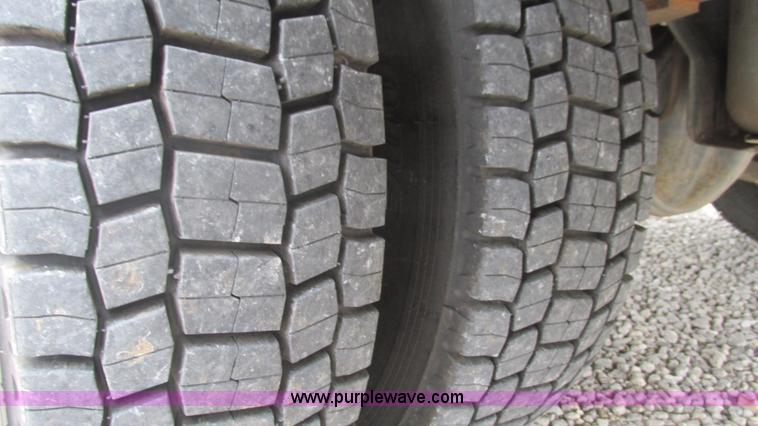 image for item J8529 2006 Ford F550 service truck with crane