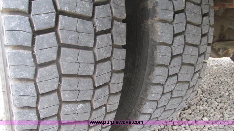 image for item J8529 2006 Ford F550 service truck with crane