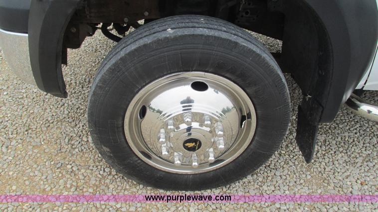 image for item J8529 2006 Ford F550 service truck with crane