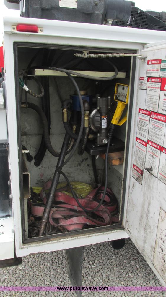 image for item J8529 2006 Ford F550 service truck with crane