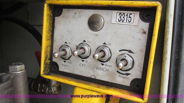 image for item J8529 2006 Ford F550 service truck with crane