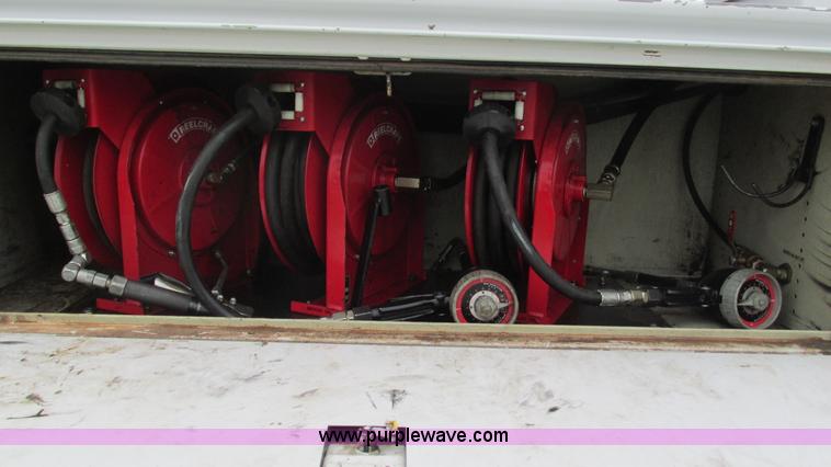 image for item J8529 2006 Ford F550 service truck with crane