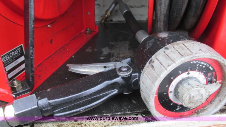 image for item J8529 2006 Ford F550 service truck with crane