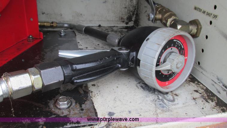 image for item J8529 2006 Ford F550 service truck with crane