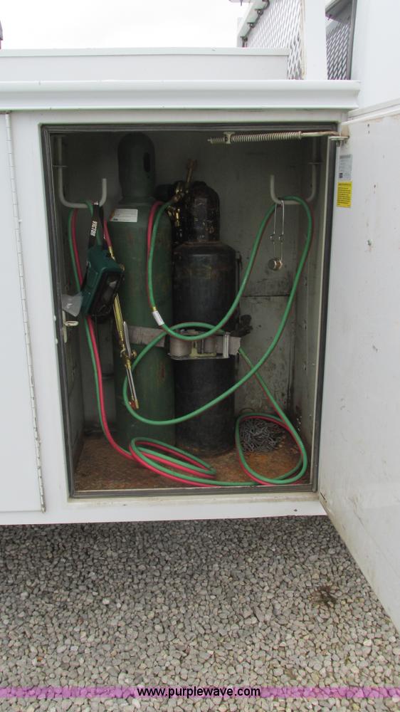 image for item J8529 2006 Ford F550 service truck with crane