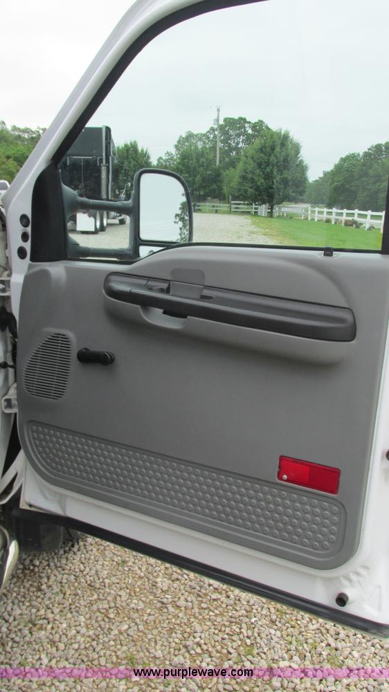 image for item J8529 2006 Ford F550 service truck with crane