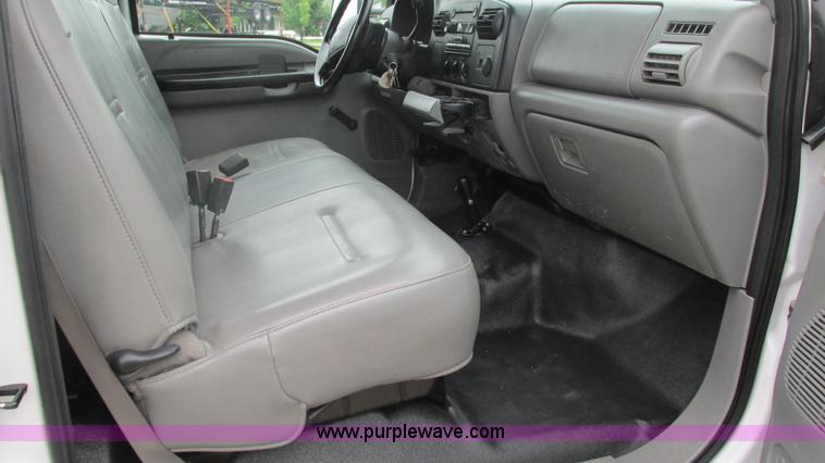 image for item J8529 2006 Ford F550 service truck with crane