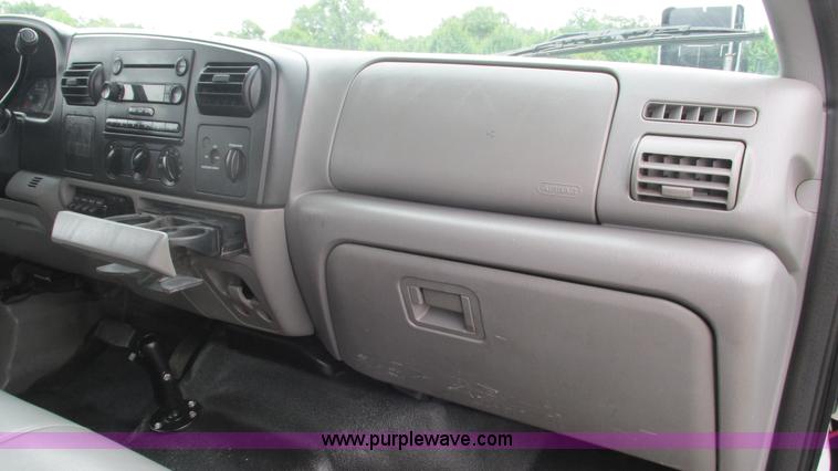 image for item J8529 2006 Ford F550 service truck with crane