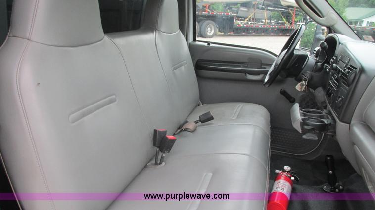 image for item J8529 2006 Ford F550 service truck with crane