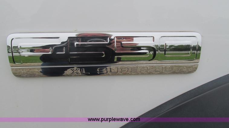 image for item J8529 2006 Ford F550 service truck with crane