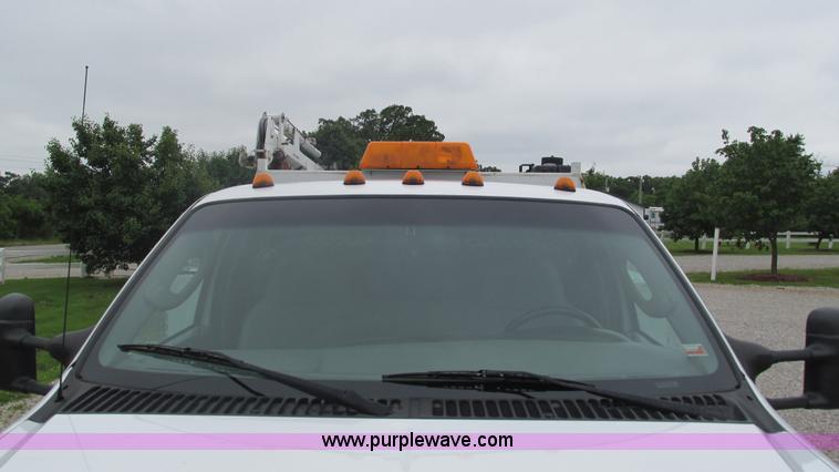 image for item J8529 2006 Ford F550 service truck with crane