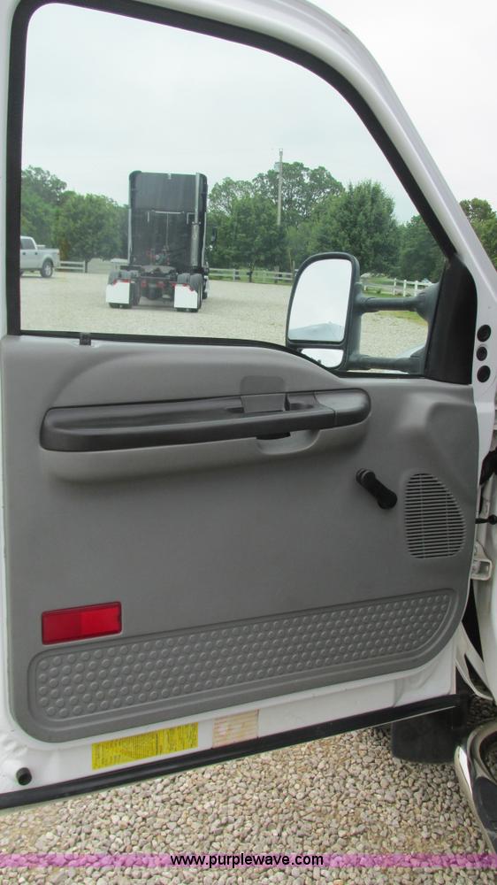 image for item J8529 2006 Ford F550 service truck with crane